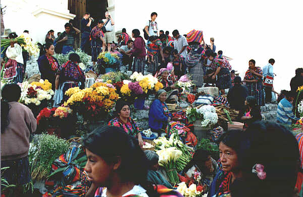 Guatemala051.JPG - Mercato dei fiori all'ingresso della chiesa di San Tomàs