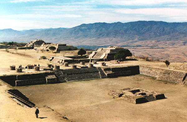 Mexico042.JPG - Sito Zapoteco di Monte Alban, la piattaforma settentrionale