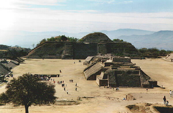 Mexico043.JPG - Sito Zapoteco di Monte Alban, la piattaforma meridionale