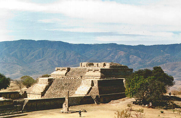 Mexico045.JPG - Sito Zapoteco di Monte Alban, l'edificio IV