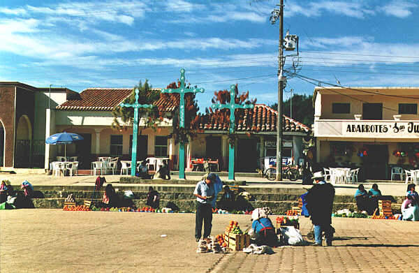 Mexico069.JPG - La piazza con un piccolo mercato