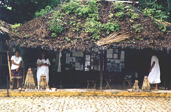 Mexico096.JPG - Oggetti di artigianato dell'Etnia Lacandona