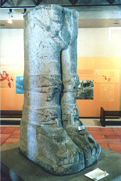 Mexico106.JPG - Piedi di una gigantesca statua