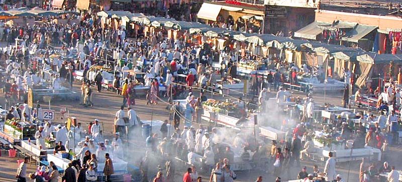 La piazza Djemaa el-Fna si prepara al suo spettacolo ©